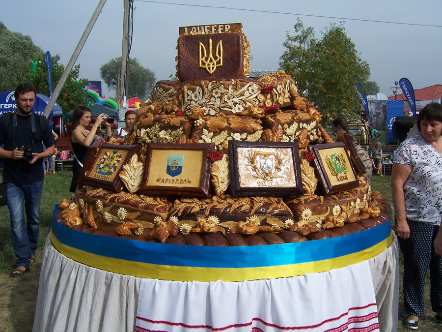 Найбільший в Україні коровай, випечений харківськими хлібопеками Вага понад 614 кілограмів. Фото автора